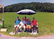 Sie haben die neuen Ruhebänke aufgestellt: Walter Bürgin, Kurt Koch, Markus Helg, Leo Zimmermann und Othmar Böhi (von links).
