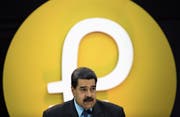 Der venezolanische Präsident Nicolás Maduro vor dem Symbol der neuen Währung Petro. (Bild: Wil Riera/Bloomberg (Caracas, 20. Februar 2018))