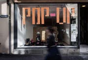 Pop-up: Ein Schaufenster an der Neugasse dient derzeit vorübergehend als Ausstellungsfläche. (Bild: Benjamin Manser)