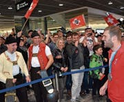 Marc Bischofberger wird am Flughafen sowie 18 Stunden und eine Rasur später in seiner Heimatgemeinde Oberegg begeistert empfangen. (Bilder: Yves Solenthaler, Benjamin Manser)