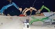 Beim Ballett der Bagger führt Jacques Grob persönlich Regie und kommuniziert gleichzeitig mit Ernst Hüberli und dem Orchester. (Bilder: Peter Jenni)