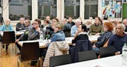 Rund 40 Kirchbürgerinnen und Kirchbürger erschienen im Pfarreiheimsaal zur Vorversammlung. Rechts im Bild der Pfarreibeauftragte und Pastoralassistent Mike Chukwuma, der nach 14 Jahren im Dienst der Kirchgemeinde demissioniert. (Bild: Remo Zollinger)