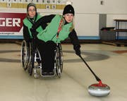 Mit viel Gefühl gibt Skip Claudia Hüttenmoser, unterstützt von Brigitte Huber, dem Curlingstein das richtige Tempo mit auf den Weg. (Bild: Lukas Würmli)