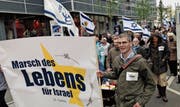 Der Gedenkmarsch zur Erinnerung an die Holocaust-Opfer beim Neumarkt. (Bild: Reto Voneschen)