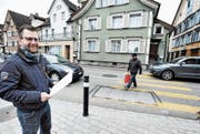 Der Fussgängerstreifen über die Churerstrasse ist vielen Altstättern nicht geheuer. Kantonsrat Andreas Broger übt nun mit einer Einfachen Anfrage an die Regierung sanften Druck auf den Kanton aus, ihn endlich sicherer zu machen. (Bild: Max Tinner)