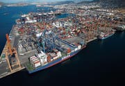 Der Hafen von Piräus soll zur Nummer eins im Mittelmeer und zur Drehscheibe ausgebaut werden. (Bild: Simon Dawson/Getty (Piräus, 25. Juni 2015))