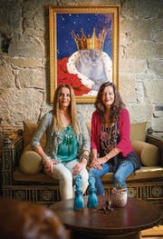 Zwei Chefinnen und ein König: Juliette Stillhart und Anna Wüthrich vor einem Porträt des Katers Blue. (Bild: Urs Bucher)