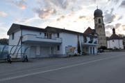 So sieht es am geplanten Standort der Tiefgarage heute aus. Das Gebäude soll abgerissen werden und einem Neubau Platz machen. (Bild: Timon Kobelt)