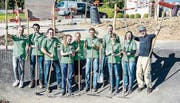 Auf den ersten Blick könnte man denken, es handle sich um eine Schar Gärtner. (Bild: pd)