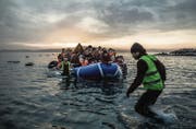 Menschen auf der Flucht erreichen die Insel Lesbos. Das Thema Flüchtlinge wird auch die Schweiz noch eine Weile beschäftigen. (Bild: ky/Pablo Tosco)