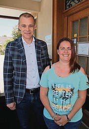 CEO Mark Ineichen mit Heidi Hutter, die in der Otto's- Filiale Oberbüren tätig ist. (Bild: pd)