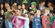 Strahlende und staunende Kindergesichter prägen das Bild an der Einweihung des Schulhauses Neubündt in Rüthi. (Bilder: Remo Zollinger)