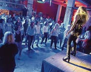 Partystimmung am Samstagabend in der Alten Gerbi: Junge und Junggebliebene teilten sich das Parkett. (Bild: Christine Gregorin)