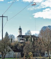 Der Lastenheli K-Max beim Einsatz über dem Valentinsberg. (Bild: mt)