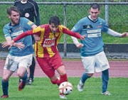 Juniorentrainer Afet Mevmedoski (links) und Burak Eris kämpften wie ihre St. Margrether Teamkollegen um jeden Ball. (Bild: Ulrike Huber)