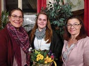 Präsidentin Monika Stauffacher, das neue Mitglied Alena Schütz sowie Samariterlehrerin Andrea Knaus (von links). (Bild: PD)