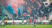 Die Basler Fans am Spiel vom 15. März 2015 in St. Gallen. (Bild: Urs Bucher)