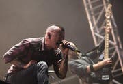 Chester Bennington von Linkin Park schreit sich die Seele aus dem Leib während einem Konzert in Israel. (Bild: Keystone/Archiv)