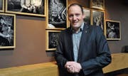 Michael Müller in der Bar Chrüter & Choller, wo immer wieder Blues gespielt wird. (Bild: Sabine Schmid)
