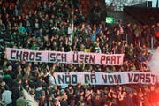 St.Galler Fans halten beim Spiel gegen Zürich Transparente in die Höhe: In der Führung des FCSG herrscht derzeit Chaos. (Bild: WALTER BIERI (KEYSTONE))