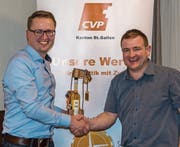 Pius Bürge (links) übergibt das Präsidium der CVP Mosnang an Chläus Länzlinger. (Bild: PD)