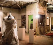 Bizarrer Kunstraum: Katrin Mosimanns Plüschtierkleid. (Bild: Luca Linder (Luca Linder))