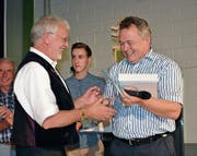 Der bekannte Akkordeonist Willi Valotti (links) und Gemeindepräsident Kilian Looser bei der Ehrung im Rahmen des Nesslauer Dorffestes vom Samstag.