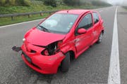 Nach dem Selbstunfall ist das Auto total kaputt. (Bild: Kapo SG)