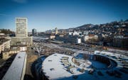 Der Parkplatz zwischen Lokremise und Fachhochschulzentrum ist primär für die Erweiterung der FHS gedacht. (Bild: Urs Bucher und Benjamin Manser)