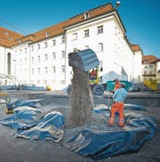 Vor der Neupflästerung verschwinden die Funde zur frühen Kloster- und Stadtgeschichte gut eingepackt für allfällige spätere Untersuchungen wieder unter dem Gallusplatz. (Bild: Urs Bucher (21. November 2011))