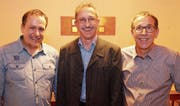 Bruno Schmid (rechts), Stabschef des Regionalen Führungsstabs Oberes Rheintal, verabschiedet seinen Stellvertreter Urs Wüst (Mitte) und heisst das neue Stabsmitglied Markus Scheiwiller (links) willkommen. (Bild: radi)