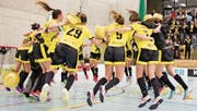Die Spielerinnen des UH Appenzell bejubeln ihren Aufstieg in die NLB. (Bilder: PD)