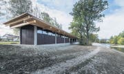 Gutes Bauen Ostschweiz: Murgwiesen Frauenfeld mit Pavillon Murgwiese und Fluss Murg, Kanal, Betonstege (unfertig), Platz vor dem Regierungsgebäude und Meitli Brunnen mit Bank in der Altstadt. (Bild: Hanspeter Schiess)