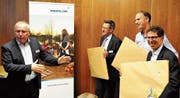 Verabschiedung vor dem rheintal.com-Plakat: Zum Legislaturwechsel gab es einige Wechsel im Vorstand und in den Fachgruppen. Drei der Zurückgetretenen sind ein letztes Mal an die DV gekommen. Von links: Präsident Thomas Ammann ehrt Reto Friedauer (er hat die Leitung der Fachgruppe Integration abgegeben, bleibt aber Vorstandsmitglied und ist neu fürs Agglomerationsprogramm zuständig), Roger Dietsche (ehem. Mitglied der Fachgruppe Siedlung und Landschaft) und Jürg Plüss (ehem. Mitglied der Fachgruppe Energie). (Bild: Max Tinner)