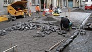 1000 Quadratmeter Strasse werden in der Hinterlauben neu mit Pflastersteinen belegt. (Bild: Christoph Renn)