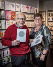 Ein Novum in der Schweiz: Pio Krapfs Karten mit echten St. Galler Stickereien werden seit kurzem in der Papeterie Markwalder in St. Gallen verkauft. Für den Einkauf zuständig ist Martina Christen. (Bild: Ralph Ribi)