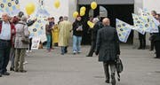 Quartierbewohner versuchen, die Stadtparlamentarier vom Erhalt der Poststellen zu überzeugen. (Bild: Sophie Probst)