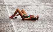 Marathon verloren, persönliche Bestzeit verpasst: Die Portugiesin Ana Dulce Felix reiht sich erschöpft ein ins grosse Heer der an Olympia Gescheiterten. (Bild: epa/Kerim Okten)
