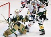 Goalie Janick Schwendener und Verteidiger Yannick Hänggi halten den Tessiner Mauro Juri von einer guten Position ab. (Bild: MARIO GACCIOLI)