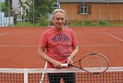 Heinz Käser ist seit März Präsident des TC Herisau. Im Hintergrund einer der neuen Allwetterplätze. (Bild: cal)
