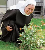 Schwester M. Petra Rüegg mit dem Rosenstock, den sie zur Einkleidung erhalten hat. Nun folgt mit der zeitlichen Profess der nächste wichtige Schritt. (Bild: Sabine Rüthemann)