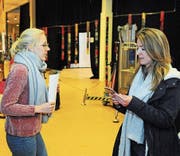 Hat die Fäden bei «Wings» in der Hand: Rigolo-Geschäftsleiterin Nuria Eugster (rechts) mit Produktionsassistentin Lotti Speglitz. (Bild: PD)