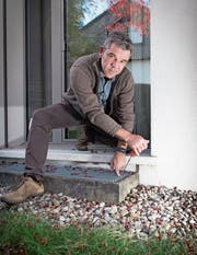 Ein ungesicherter Lichtschacht lässt sich mit einem Schraubenzieher einfach öffnen, wie Urs Bücheler von der Kantonspolizei St. Gallen demonstriert. (Bild: Ralph Ribi)