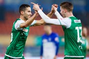 Nassim Ben Khalifa und Cedric Itten feiern den Treffer zum 1:0. (Bild: VALENTIN FLAURAUD (KEYSTONE))