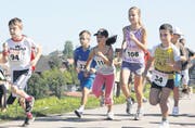 Nach dem Startschuss spurteten die Kinder wie die Profis los und hielten bis zum Ziel durch. (Bild: hal.)