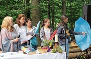Verschiedene Schirme spielten im Waldgottesdienst im Buschel eine Rolle. Letztlich ging es um den «Schirm des Höchsten». (Bild: Cécilia Hess-Lombriser)