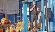 Gemeinderat Pascal Benz begrüsste das Publikum. (Bilder: Max Pflüger)