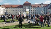 Die rund 200 Teilnehmer an der Kundgebung der IG Klanghaus Toggenburg vom Samstag auf dem St. Galler Klosterplatz. (Bild: PD)