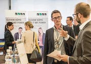 An der ProOst 2015: Unternehmensvertreter und jüngere Fachkräfte im Gespräch. (Bild: Hanspeter Schiess)