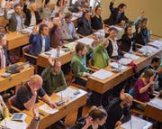 Sitzen im Parlament neben- und politisieren oft miteinander: die Grünen und die SP. (Bild: Benjamin Manser)